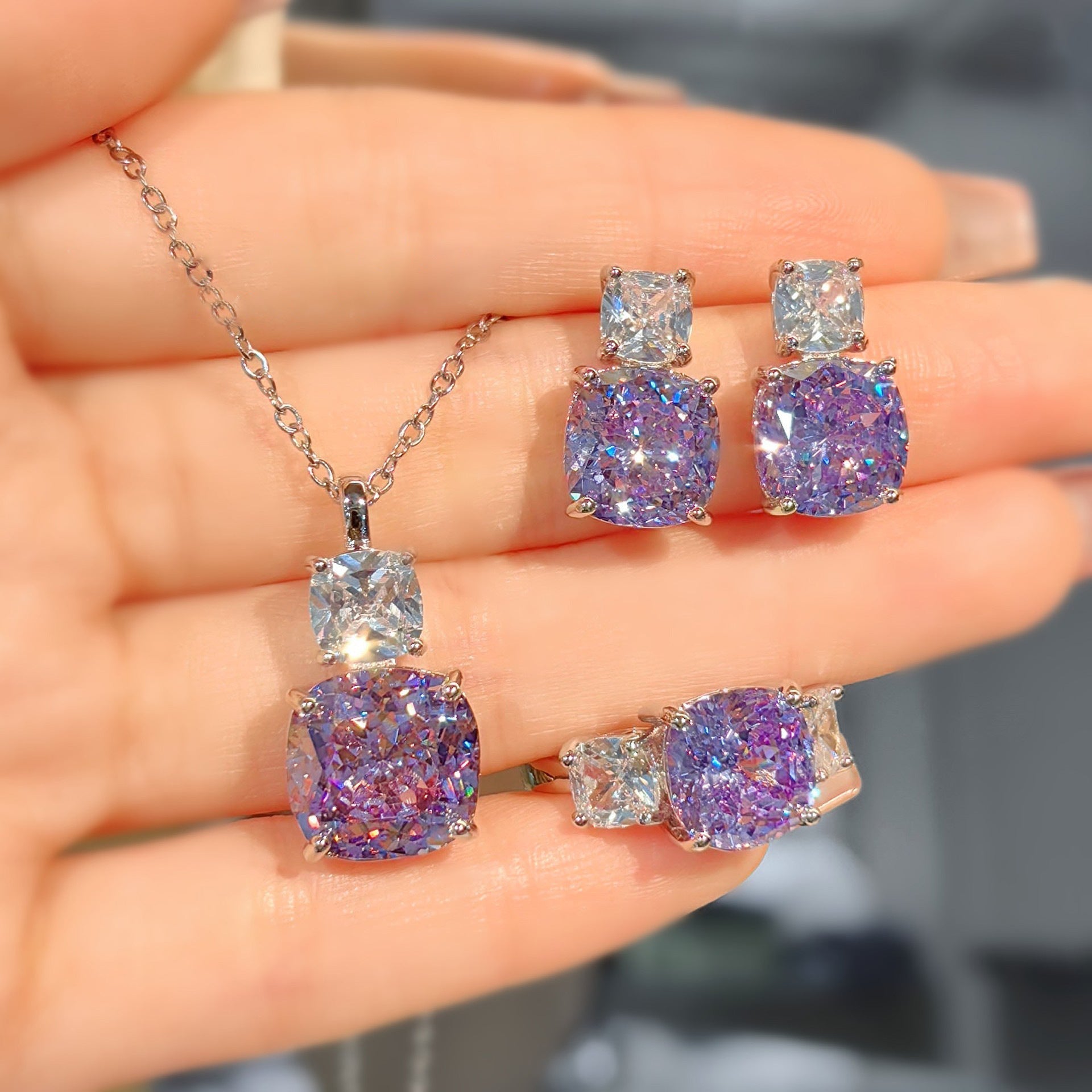 Adeline Violetta gezet | witgoud 14k