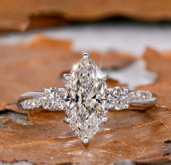 Maxine ring gezet | witgoud 18k
